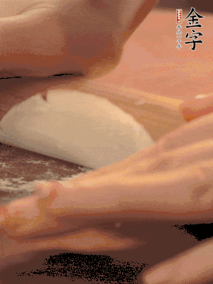 餃子皮邊緣搟薄，整體搟成1.5倍大小。