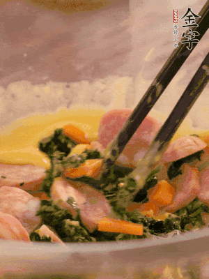 雞蛋、面粉、玉米油攪拌到無顆粒狀態(tài)。再加入菠菜、胡蘿卜、烤腸。少許鹽調(diào)味。