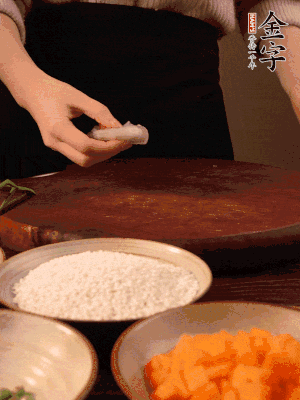 胡蘿卜去皮切丁。蝦仁切小塊。糯米提前浸泡半天。