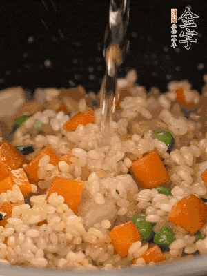 把食材轉移到電飯鍋中，倒入點清水，正常煮飯。