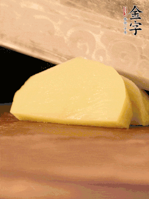 土豆去皮切丁。水開后，放入鍋中煮2-3分鐘，撈出瀝干水分。