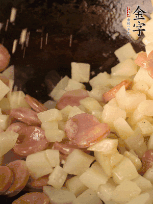 再放烤腸片煎熟。撒點(diǎn)鹽、孜然粉、辣椒面。