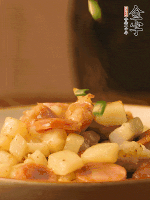 翻炒均勻，撒上蔥花后即可。