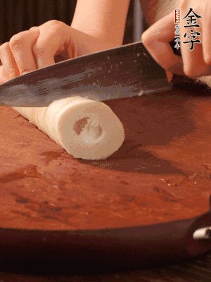 春筍去殼切滾刀塊，焯水備用。