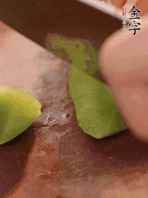 萵筍切滾刀塊。