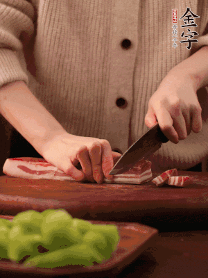 金字淡咸肉切片，冷水入鍋，加姜片、料酒略焯水。同步，五花肉切塊焯水。