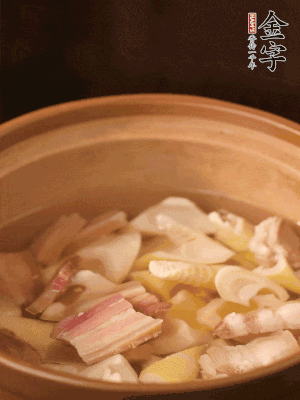 春筍、咸肉、咸肉一起入砂鍋，加姜片、料酒、清水大火煮沸到湯色變白。轉(zhuǎn)小火慢篤半小時。