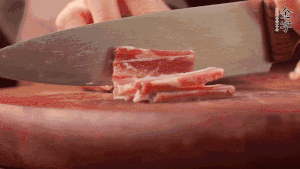 200g金字淡咸肉、100g冬筍、100g香干分別切細丁。