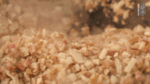 鍋中熱油，依次下食材翻炒，加2勺料酒、少許胡椒粉調(diào)味，撒蔥花攪拌均勻。