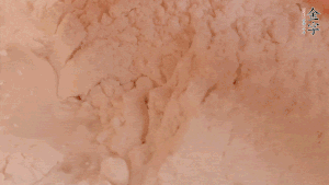 糯米粉中加入溫水，反復揉成團。