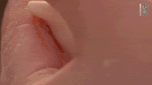 取一小團面，用掌心搓成小球狀，從小球中心捏窩，放入餡料，封口后，留出小尾巴。