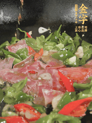 再下蒸炒火腿煸炒，加少許白糖提鮮。