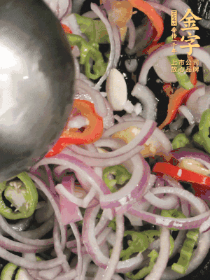 生姜、大蒜、青紅辣椒圈、洋蔥放油鍋煸香。