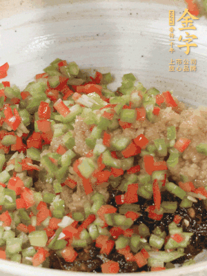 XO醬、蒜蓉醬、青紅椒粒攪拌成醬料。