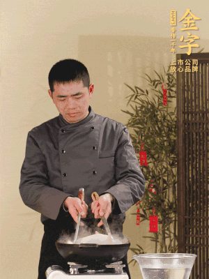 整只土雞冷水下鍋，加蔥姜、料酒焯水，撈出后用溫水清洗干凈。