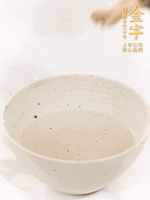 羊肚菌流水洗凈2遍后，溫水泡發(fā)15-20分鐘。