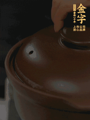 雞、火腿、姜片一起放入砂鍋中，大火轉(zhuǎn)小火燉2小時(shí)。