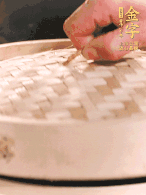 醬鴨半只加姜片、蔥、黃酒上鍋蒸20分鐘。