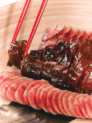 香腸、醬肉適合切片、醬鴨適合切塊。