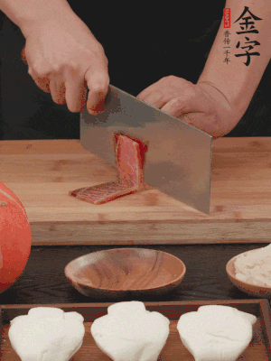 金字火腿上方切薄片。