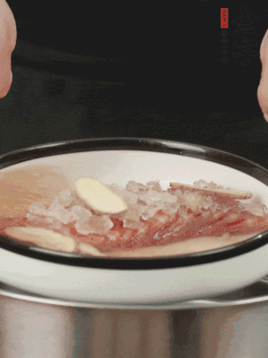 置于盤中，加冰糖100g、黃酒100g、水200g，上鍋蒸20分鐘。