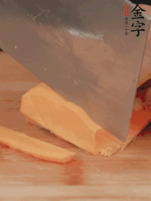 南瓜改刀切片，把蒸好的火腿鋪到南瓜上。