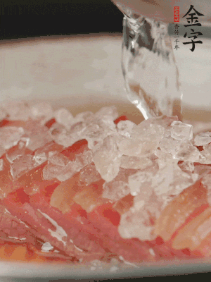 依舊放上冰糖100g、黃酒100g、水200g，鍋中再蒸15分鐘。