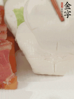 生菜切段，放入荷葉夾。