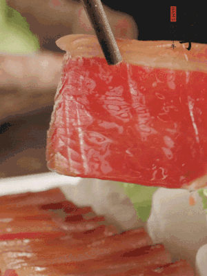 吃的時候，把薄片火腿放入荷葉夾中就可以了。