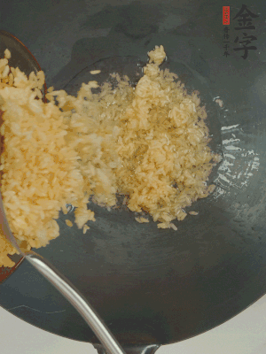 熱油下鍋，邊按壓邊翻炒均勻。