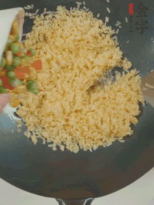 下豌豆粒、胡蘿卜粒、玉米粒。（買現(xiàn)成冷凍的雜菜即可，非常方便）