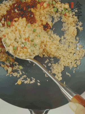 翻炒熟后，加金字火腿XO醬。