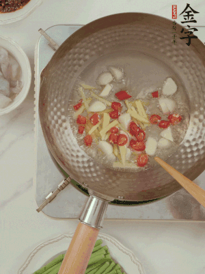 油7成熱時，下大蒜粒、姜絲、小米辣煸香。