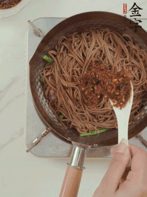 下蕎麥面，淋上少許醬油，加2勺金字火腿大師醬略翻炒即可。