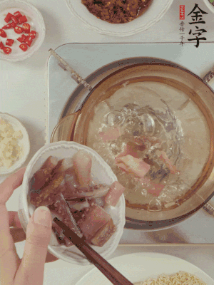 魷魚(yú)熱水下鍋，焯水備用。