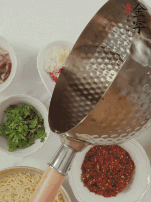 蒜末、小米辣、芝麻淋上熱油。