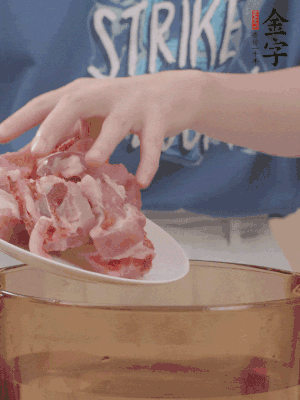 排骨剁小塊，加姜片、料酒沸水下鍋焯水。