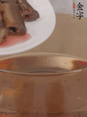 處理干凈的黃鱔段，加姜片、料酒沸水下鍋焯水。撈出用涼水沖洗干凈。