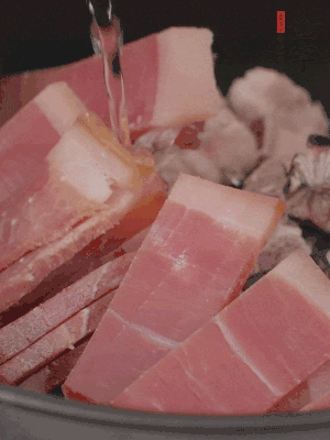 排骨、黃鱔段、金字火腿片放入砂鍋中，加沒過食材的水。