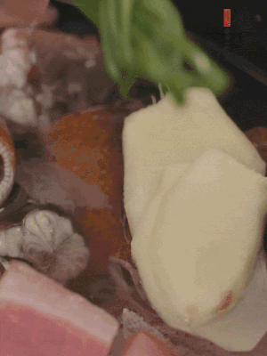 加姜片、蔥結(jié)、料酒。