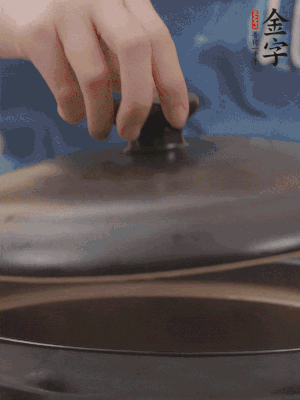 大火煮開后轉(zhuǎn)小火，燉煮20分鐘左右。