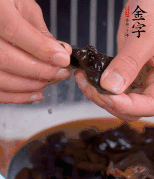 木耳冷水泡發(fā)，處理成小塊。（如果是小木耳就不用切了）