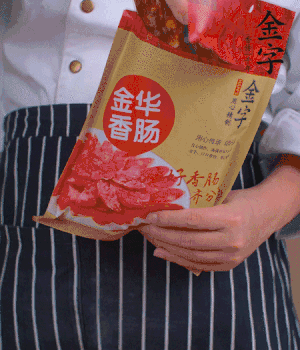 香腸切成斜片，小米辣切成斜片。