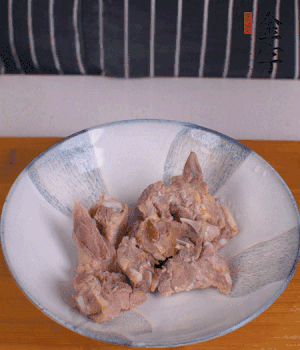 排骨加1勺黃酒、1勺蠔油、1勺玉米淀粉、1/4勺胡椒粉腌制半小時(shí)。