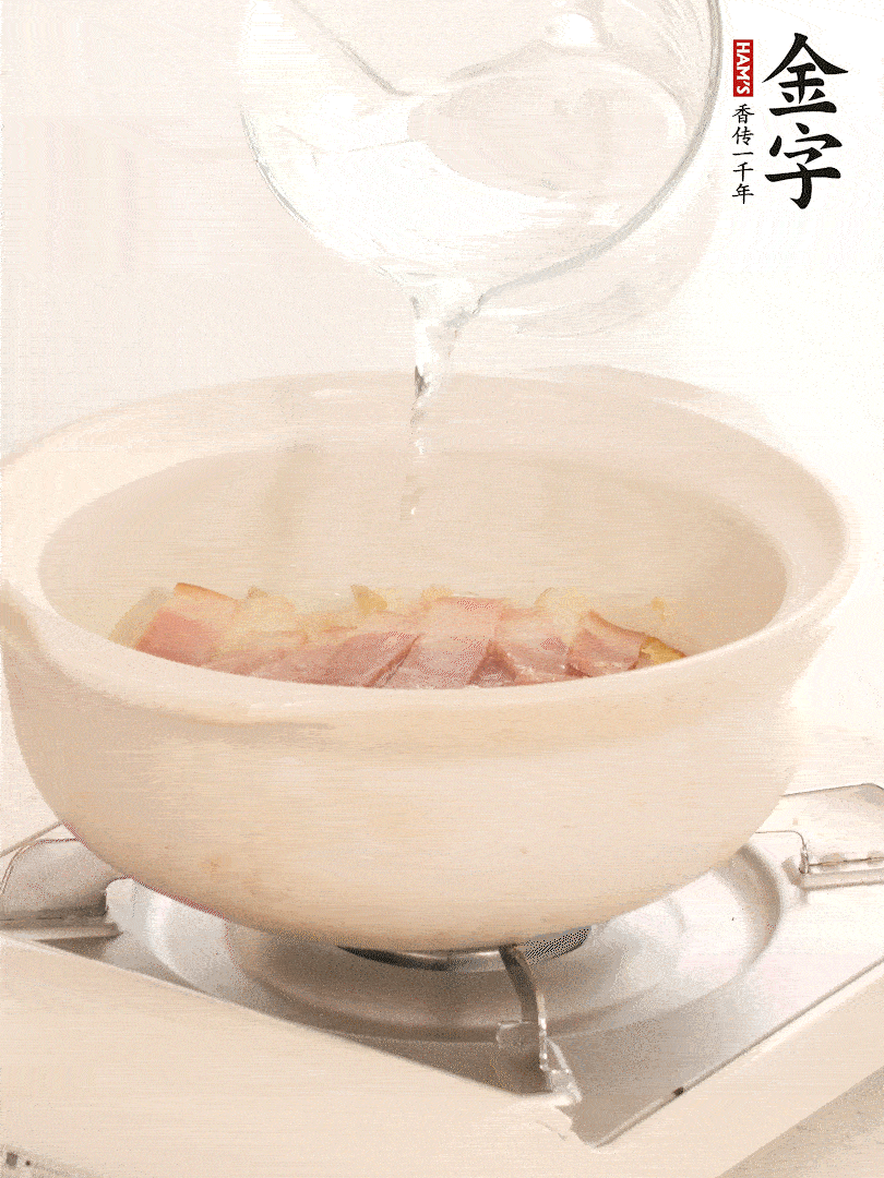 放入火腿片，加開(kāi)水，再加入豆腐