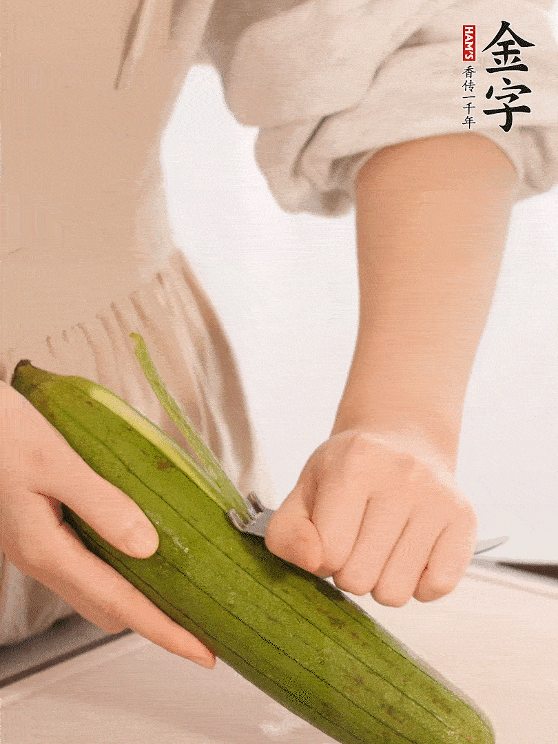 絲瓜去皮切滾刀塊用鹽殺一下水分洗凈。