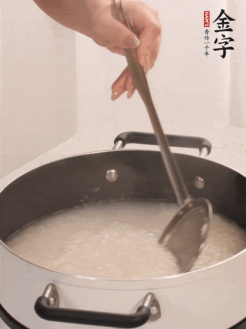 香菇、土豆、胡蘿卜、金字土香腸切小塊。