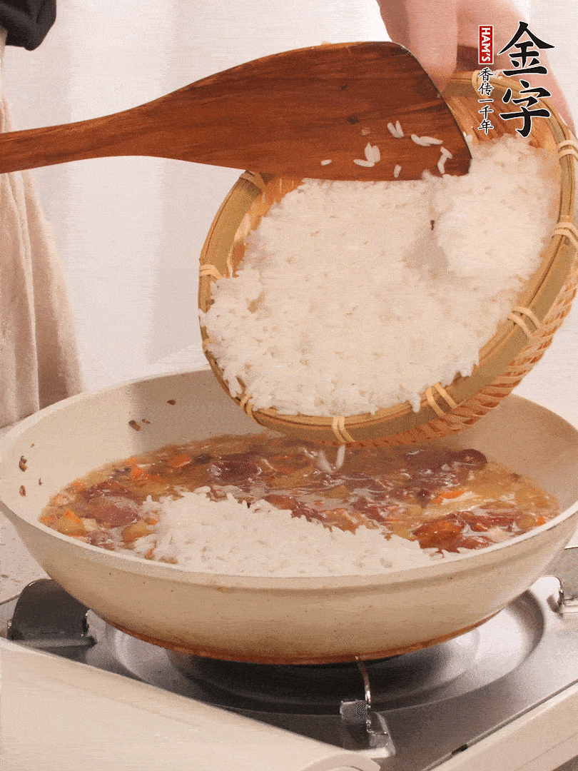 熱鍋燒油，香腸煸出油，加姜片去腥，加土豆、胡蘿卜、香菇翻炒到半熟，隨后加豆角、2小勺鹽、1大勺生抽，煸炒均勻。