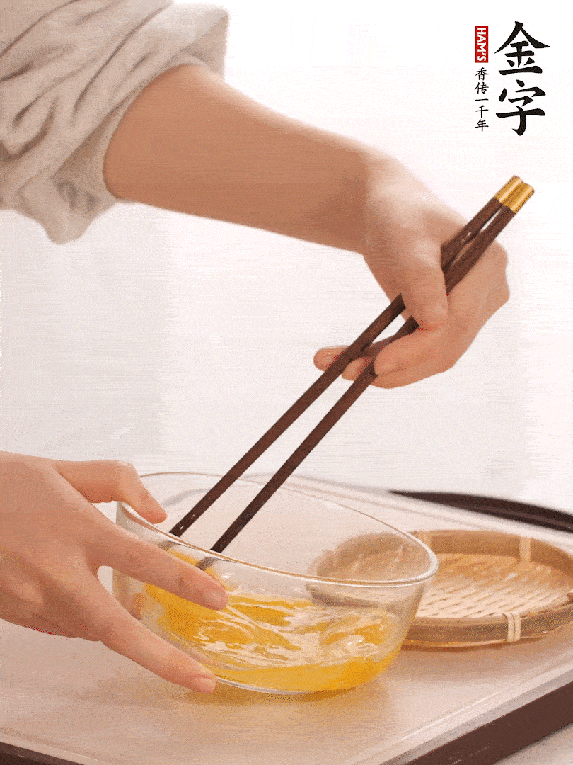 兩顆雞蛋打散。