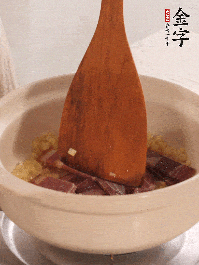 加熱水，加入白菜蓋上蓋子煨煮3分鐘。